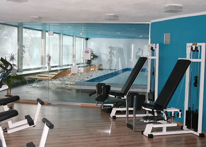 - Swimming Pool Available 公寓式酒店 4*