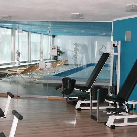 - Swimming Pool Available 公寓式酒店 4*